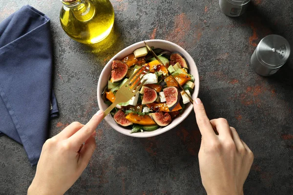 Conceito Saboroso Comer Com Salada Abóbora Fundo Escuro — Fotografia de Stock