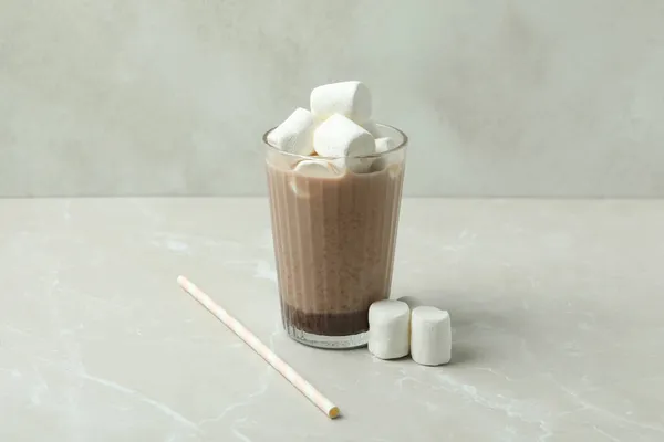 Cocoa Dengan Marshmallow Dalam Gelas Atas Meja Cahaya — Stok Foto