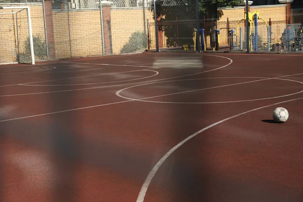 Sepak Bola Mini Dan Lapangan Basket Hari Yang Cerah — Stok Foto