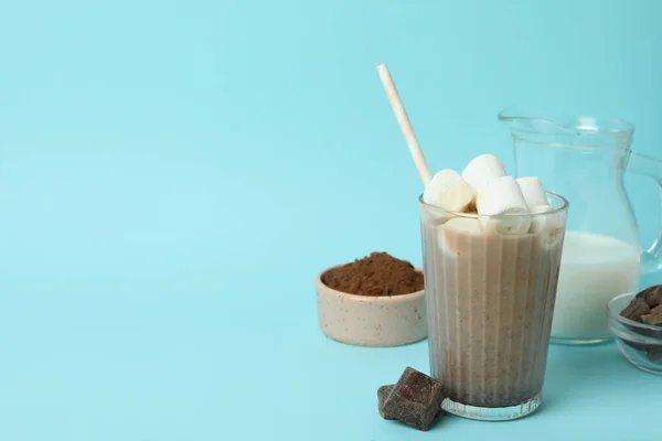 Konzept Eines Leckeren Getränks Mit Kakao Auf Blauem Hintergrund — Stockfoto