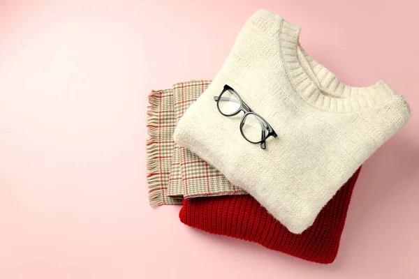 분홍색 배경에 안경을 스웨터와 스카프 — 스톡 사진