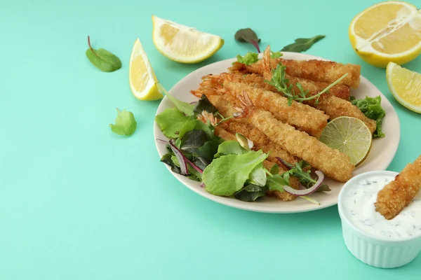 Beyaz arka planda izole edilmiş kızarmış karidesli lezzetli yiyecek kavramı