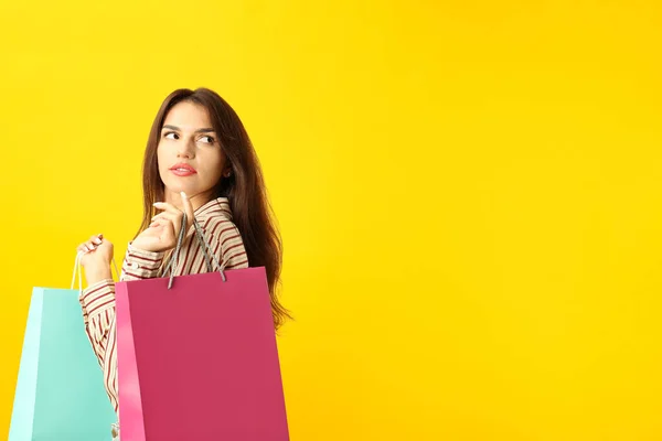 Aantrekkelijk Meisje Met Veelkleurige Papieren Tassen Gele Achtergrond — Stockfoto