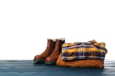 Beyaz arka planda izole edilmiş kışlık kıyafet kavramı.