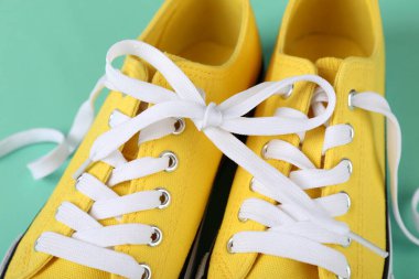 Nane arkaplanda bir çift sarı spor ayakkabı