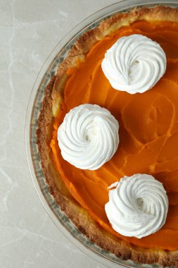 Gri arkaplanda yuvarlak kabaklı turta