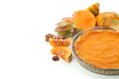 Beyaz arka planda izole edilmiş balkabağı turtası ile lezzetli yiyecek kavramı