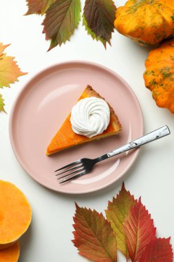 Beyaz arka planda balkabağı turtası ile lezzetli yemek kavramı
