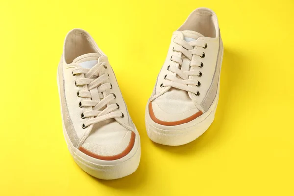 Coppia Sneakers Beige Sfondo Giallo — Foto Stock