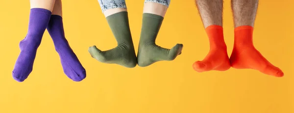 Ноги Разных Носках Желтом Фоне — стоковое фото