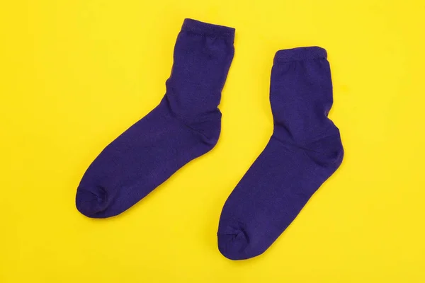 黄色の背景に紫色の靴下のペア — ストック写真