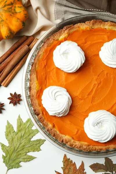 Concepto Comida Sabrosa Con Pastel Calabaza Sobre Fondo Blanco — Foto de Stock