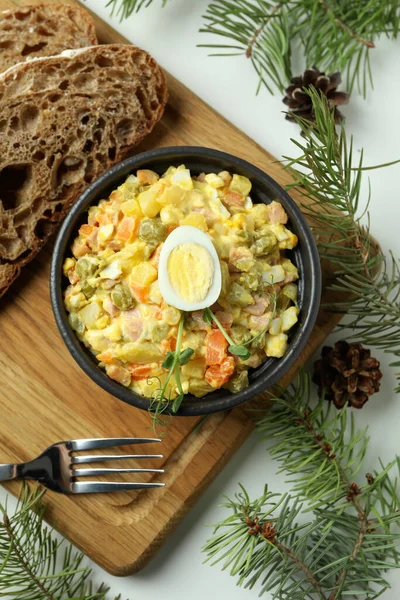 Beyaz arka planda Olivier salatası olan lezzetli yemek konsepti