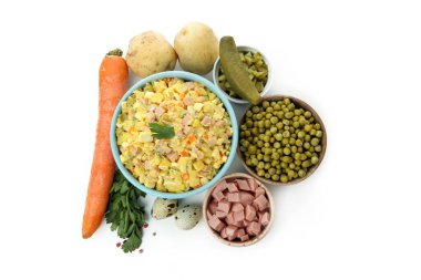 Olivier salatası ve malzemeler beyaz arkaplanda izole edilmiş.