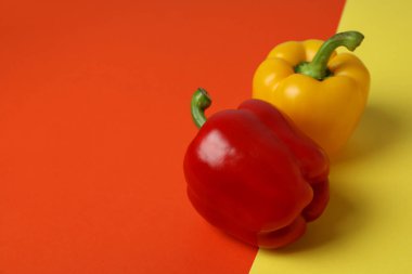 İki ton arkaplanda çok renkli dolma biber