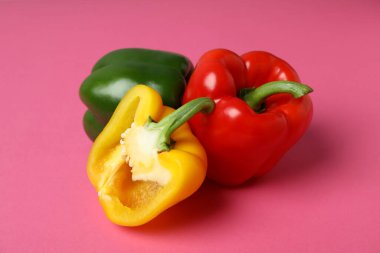 Pembe arka planda çok renkli dolma biber.