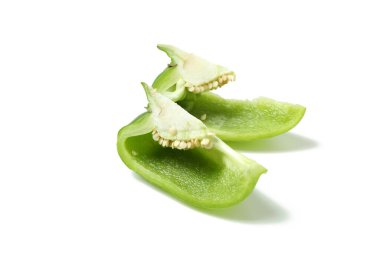 Beyaz arkaplanda yeşil dolma biber izole edildi