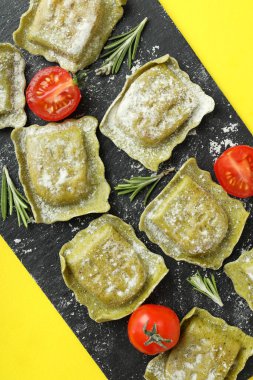 Sarı arka planda ravioli pişirme kavramı
