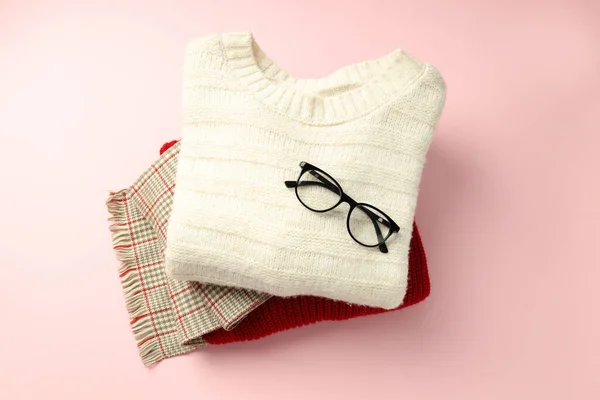 带粉色背景眼镜的毛衣和围巾 — 图库照片