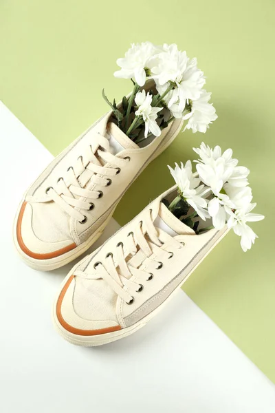 Par Sneakers Med Blommor Två Ton Bakgrund — Stockfoto