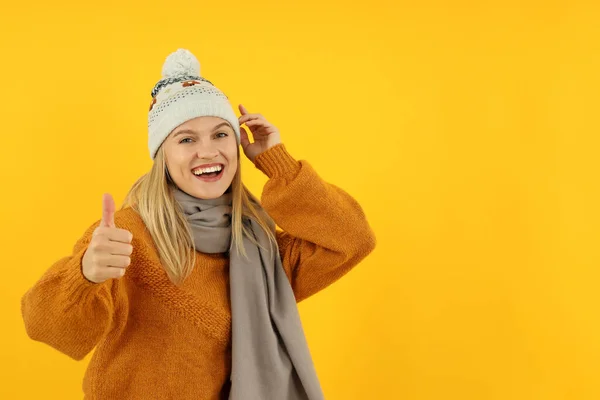 Muchacha Atractiva Ropa Invierno Mostrando Pulgar Hacia Arriba Sobre Fondo —  Fotos de Stock