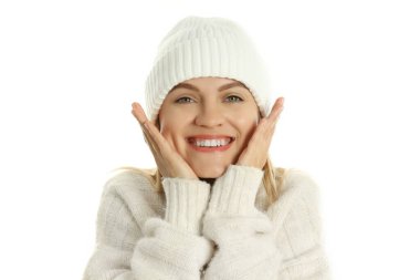 Kışlık elbiseli çekici kız beyaz arka planda izole edilmiş..