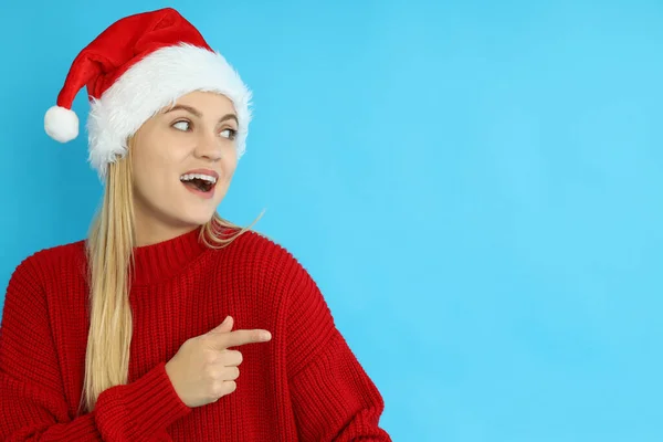 Muchacha Atractiva Santa Sombrero Sobre Fondo Azul Espacio Para Texto —  Fotos de Stock