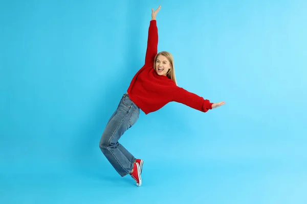 Chica Atractiva Suéter Jeans Zapatillas Deporte Sobre Fondo Azul — Foto de Stock