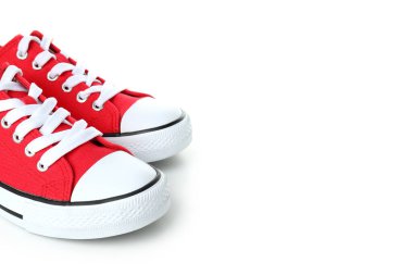 Beyaz arkaplanda izole edilmiş bir çift kırmızı spor ayakkabı.