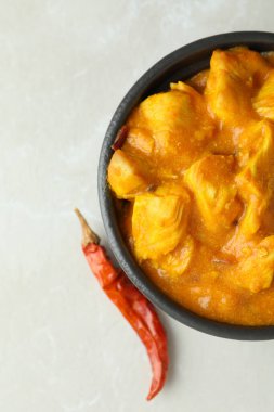 Hafif desenli arka planda malzemeli tavuk tikka.