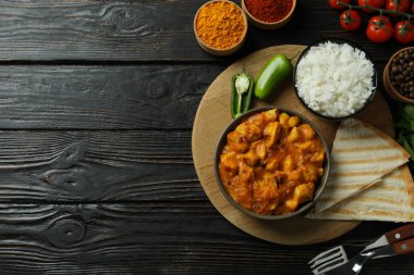 Ahşap arka planda tavuk tikka ile lezzetli yemek kavramı