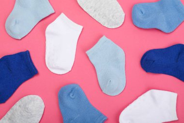 Pembe arka planda renkli çocuk çorapları, üst görünüm