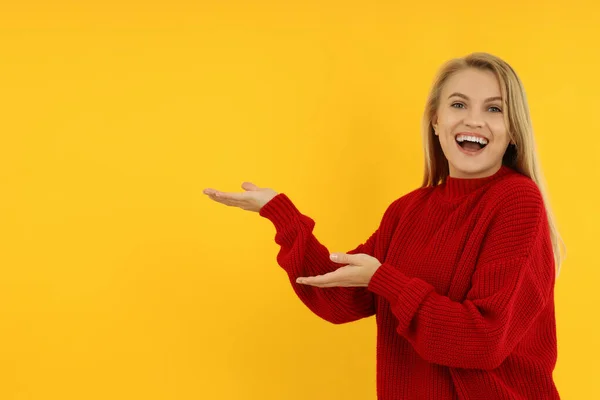 Mujer Joven Atractiva Suéter Rojo Sobre Fondo Amarillo —  Fotos de Stock
