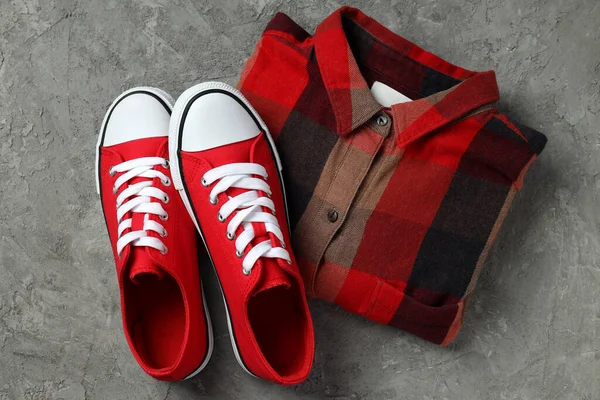 Tênis Vermelho Camisa Fundo Texturizado Cinza — Fotografia de Stock