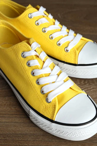 Ζευγάρι Κίτρινα Sneakers Ξύλινο Φόντο — Φωτογραφία Αρχείου