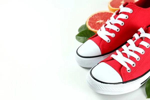 Červené Tenisky Grapefruit Listy Bílém Pozadí — Stock fotografie