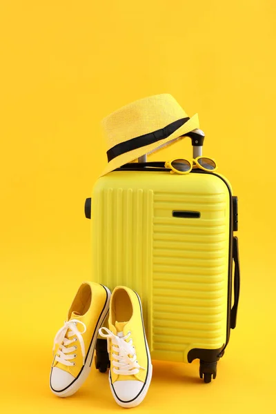 Komposition Mit Reiseaccessoires Auf Gelbem Hintergrund — Stockfoto