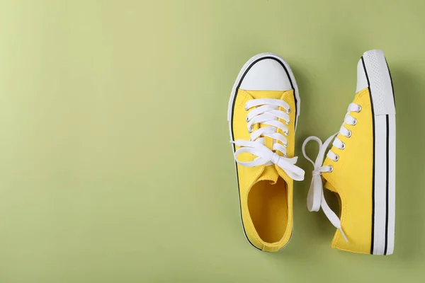 Par Zapatillas Amarillas Sobre Fondo Verde — Foto de Stock
