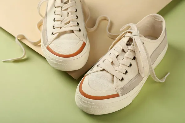 两种色调背景的米色运动鞋搭配 — 图库照片