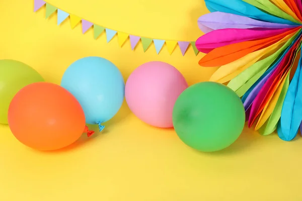 Accesorios Cumpleaños Multicolores Sobre Fondo Amarillo Espacio Para Texto — Foto de Stock