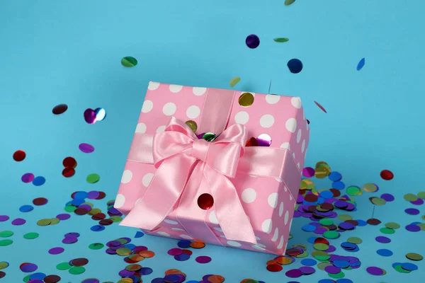 Rosa Geschenkschachtel Und Glitzern Auf Blauem Hintergrund — Stockfoto