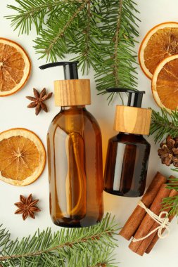 Beyaz arka planda kış kozmetik ürünleri içeren kompozisyon