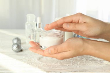 Beyaz ahşap masa üzerinde kış kozmetik ürünleri ile kompozisyon