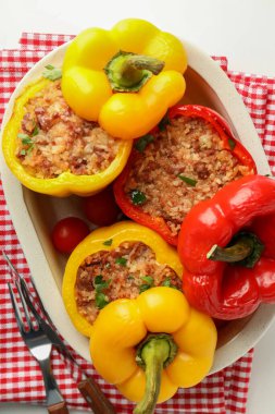 Beyaz arka planda doldurulmuş biberli lezzetli yemek kavramı