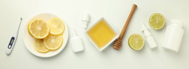 Beyaz arkaplanda grip tedavi aksesuarları, üst görünüm