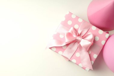 Hediye kutusu, parti şapkası ve balon beyaz arka planda