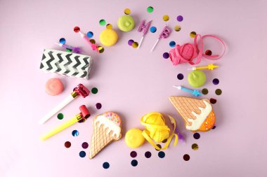 Açık menekşe arkaplan üzerindeki doğum günü aksesuarları, metin için boşluk