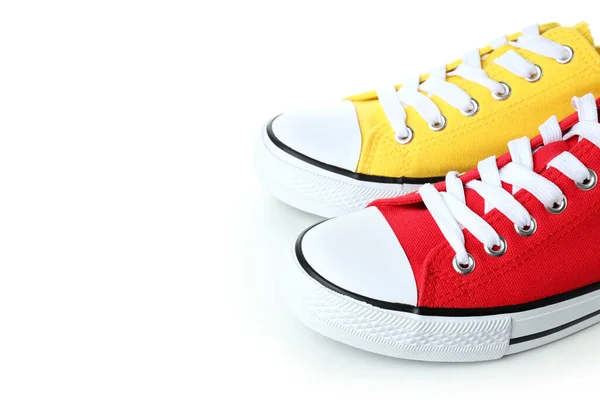 白を基調とした赤と黄色のスニーカーのペア — ストック写真
