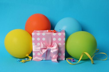 Mavi arkaplanda çok renkli Mutlu Yıllar aksesuarları