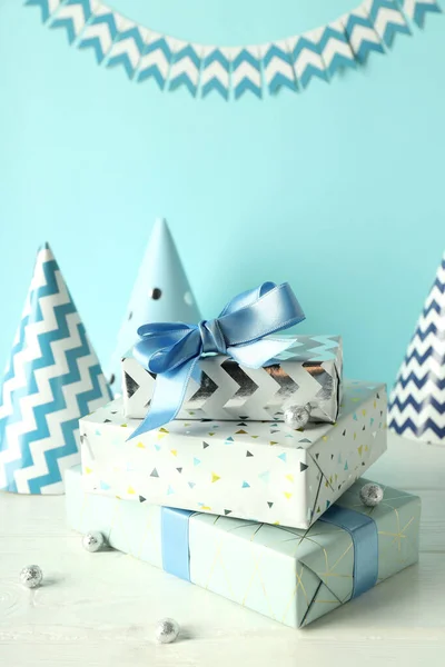蓝底白色木制桌子上的生日饰物 — 图库照片
